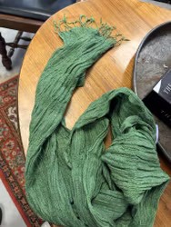 Grön sjal/halsduk med guldtrådar