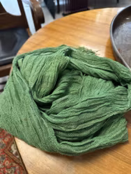 Grön sjal/halsduk med guldtrådar