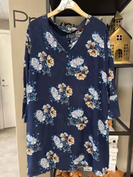 Blå tunika med blommönster stl XL