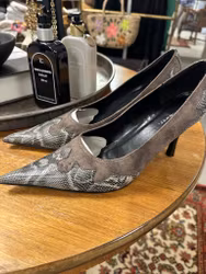 Pumps i brunt ormmönster stl 39