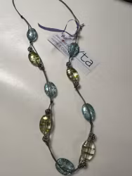 Halsband i grönt