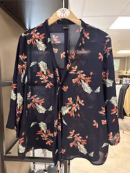 Marinblå blus med blommor stl 42