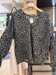 Grön leomönstrad tröja stl M