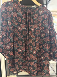 Blus med vinröda blommor stl M