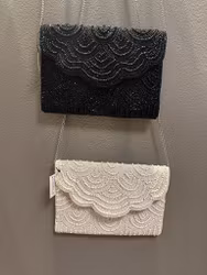 Clutch/väska med pärlor