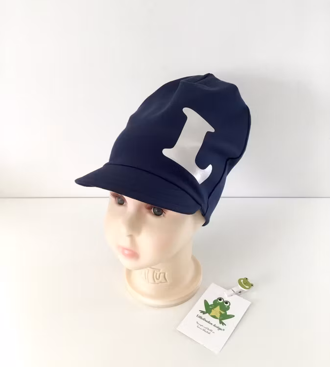 Bokstavsmeps i tyg Enfärgat Marinblå med bokstav i Reflexvinyl