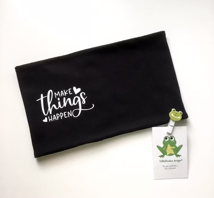 Pannband med citat (specialorder), vit vinyl, 15 cm hög