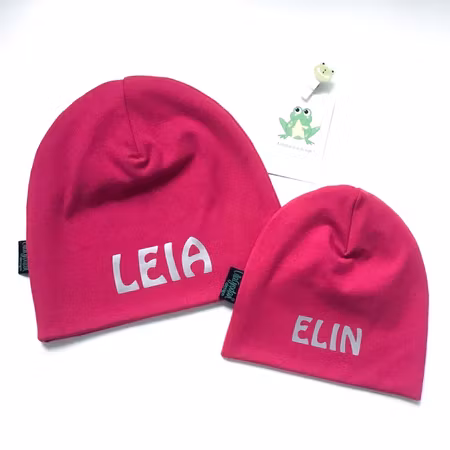 Namnmössa - Enfärgat Fuchsia #M533, ekologisk trikå/GOTS med reflexvinyl