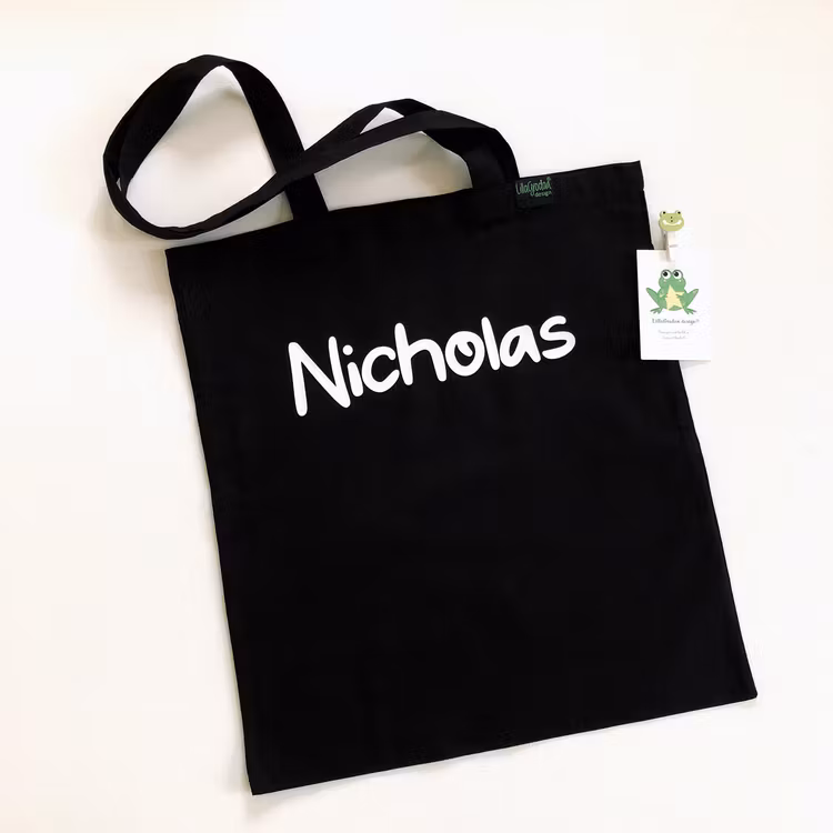 Tygkasse Svart, med namn i typsnitt 3, vinyl i vitt