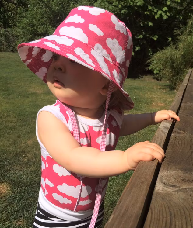 Solhatt/Beppehatt med Moln, Cerise #S22, livebild 2