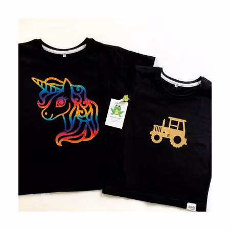Svart t-shirt med motiv nr 1, vinyl Multi Skimmer och motiv nr 11, guldvinyl