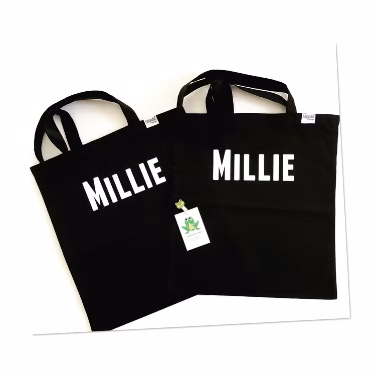 Tygkasse Svart med namn i typsnitt 5, vit vinyl