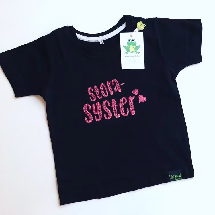 T-shirt Storasyster, svart med Glitter Mörkrosa