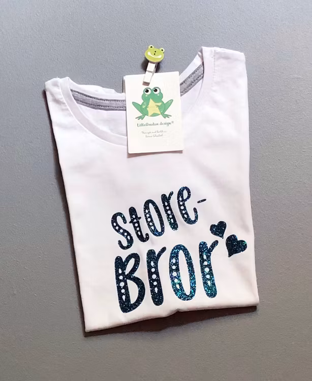 T-shirt storebror, vit med glittervinyl i blågrönt