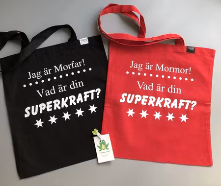 Tygkassar med texten: Jag är... Vad är din SUPERKRAFT?, vinyl Vit (röd kasse utgått)