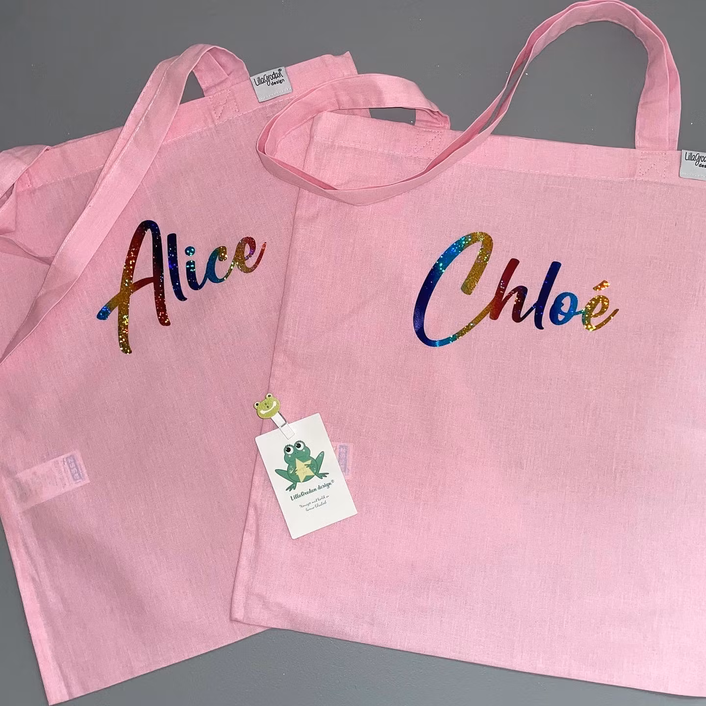 Tygkasse Rosa med namn i Regnbåge Skimmer, typsnitt 9