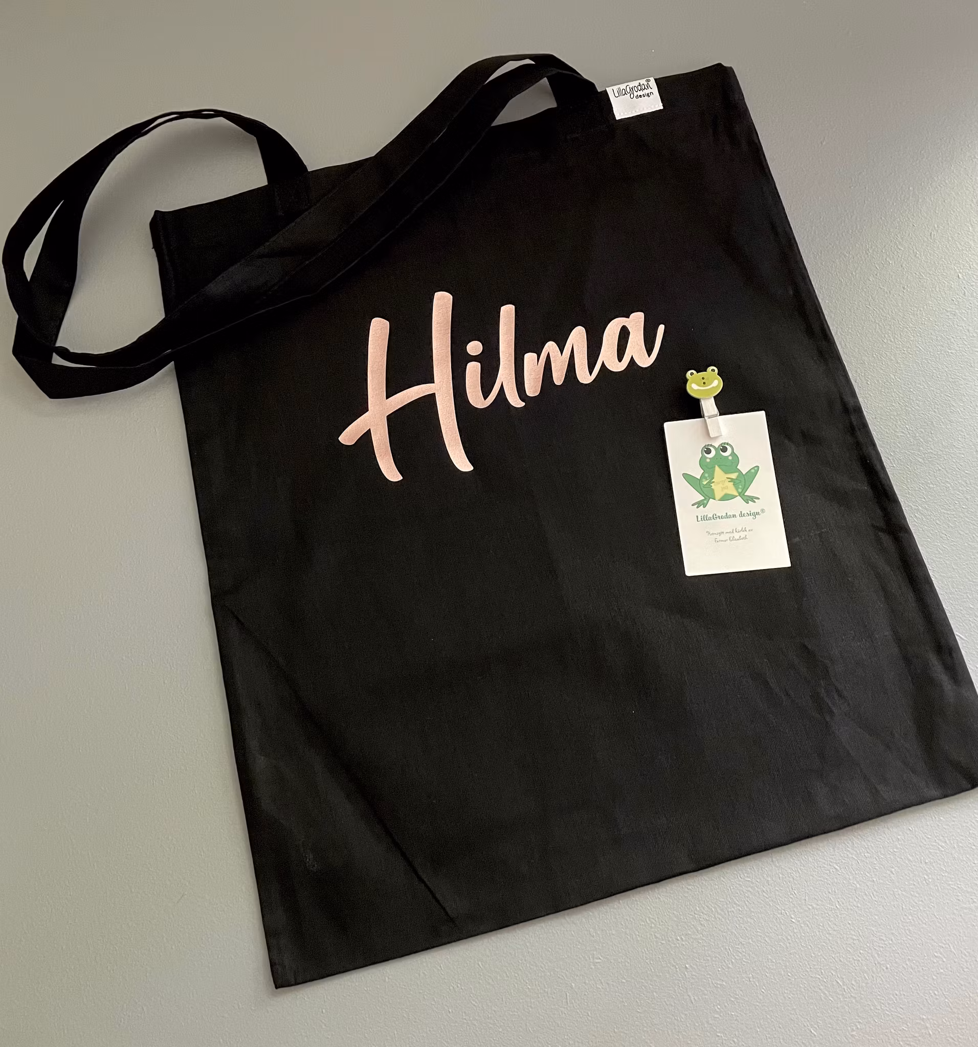 Tygkasse Svart med namn i GuldRosé, typsnitt 9