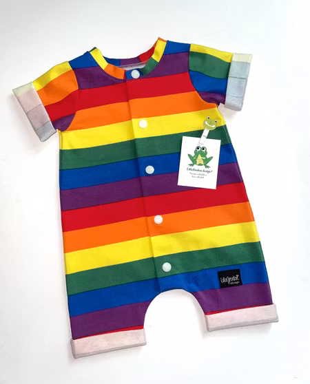 Onesie/Sommardress tyg Regnbågsränder (tyget tillfälligt slut)