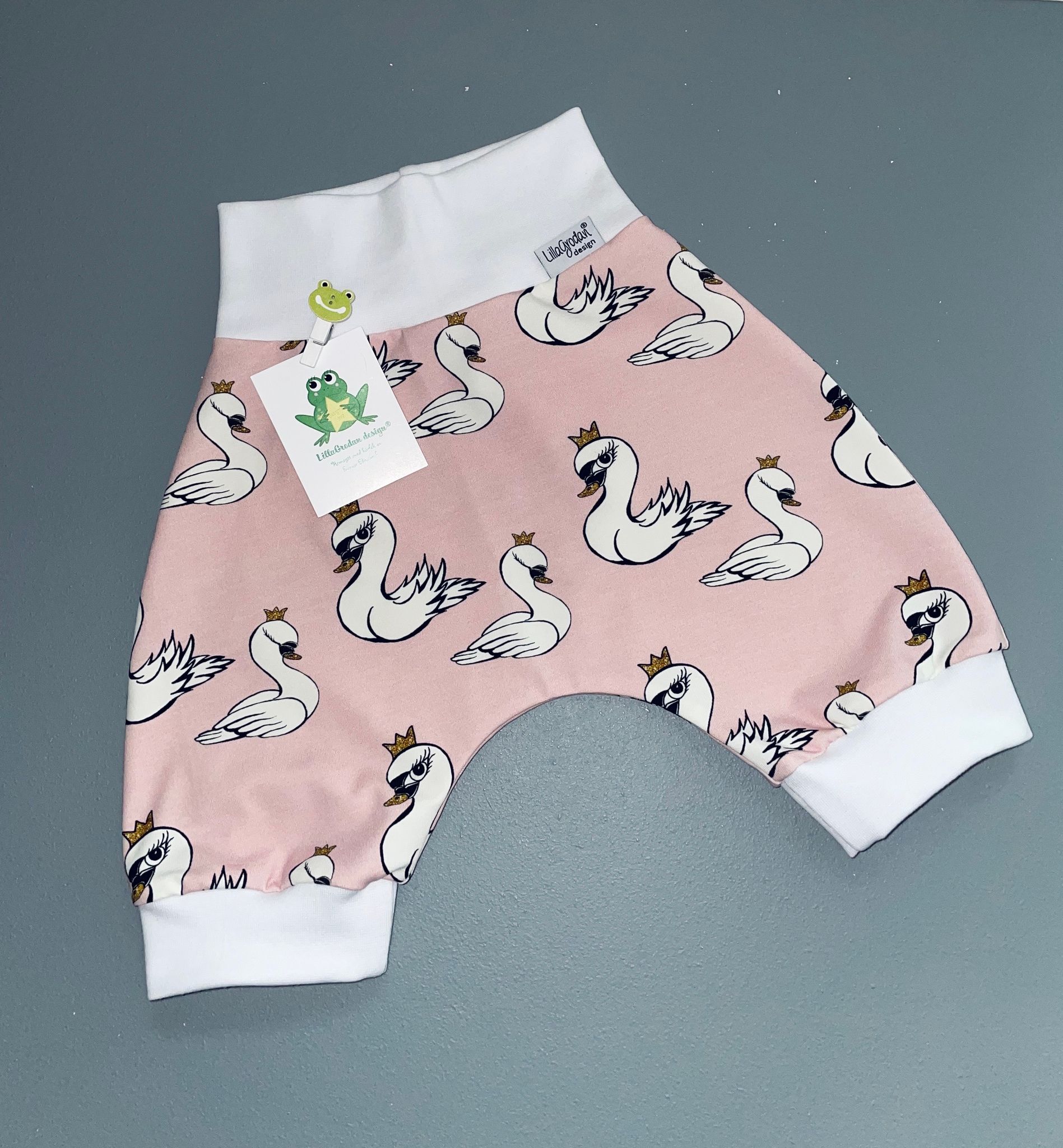Baggyshorts, strl 86/92 - Svanar
