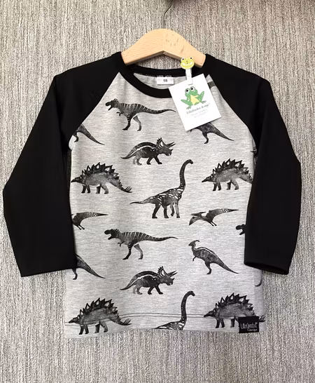 T-shirt med svarta ärmar