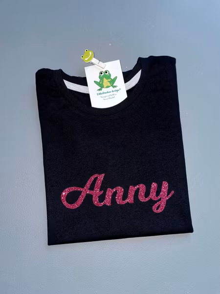 T-shirt - Egen text, Mörkrosa glittervinyl, textstil 3
