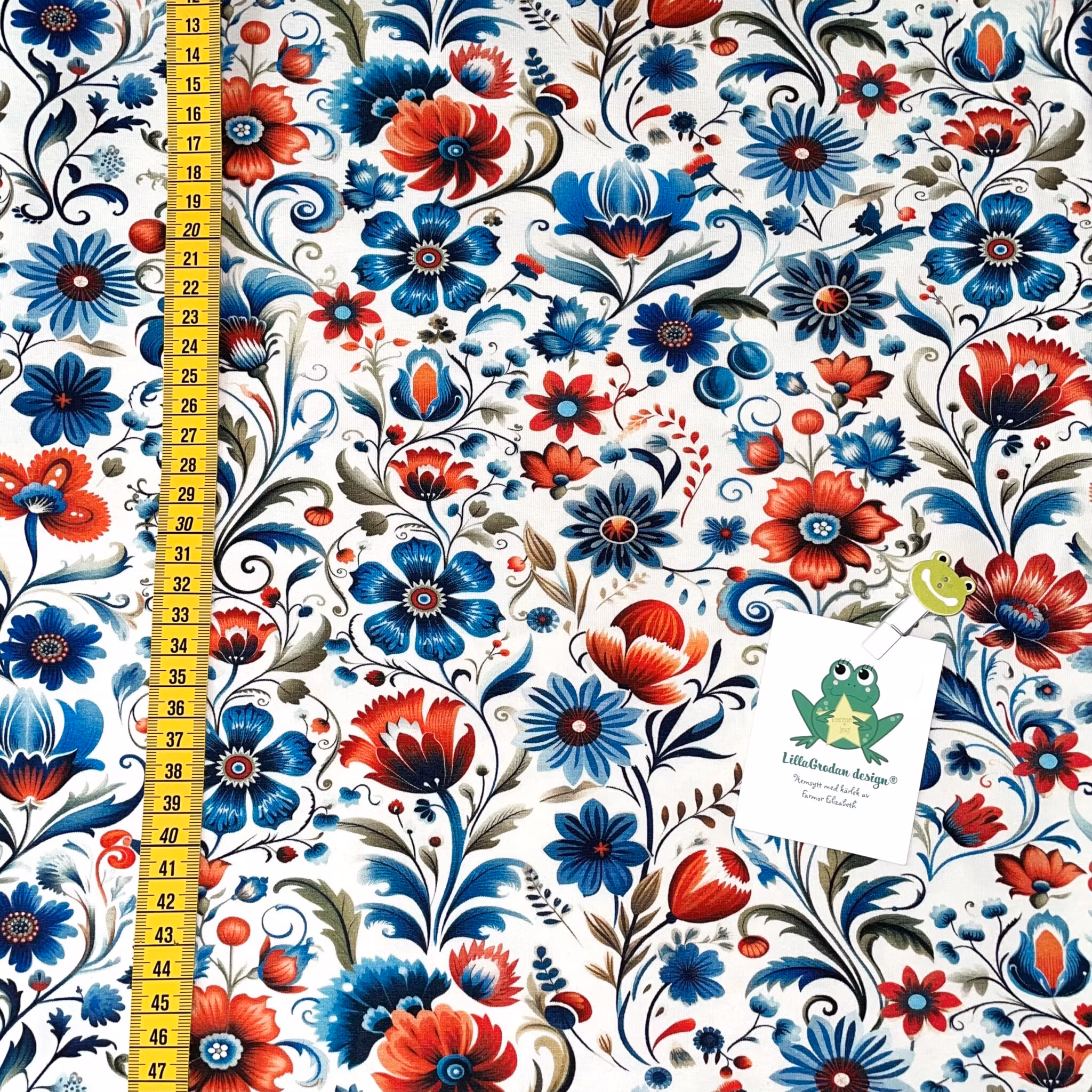 Tyg till baggymössa - Allmogeblommor, Vit #692