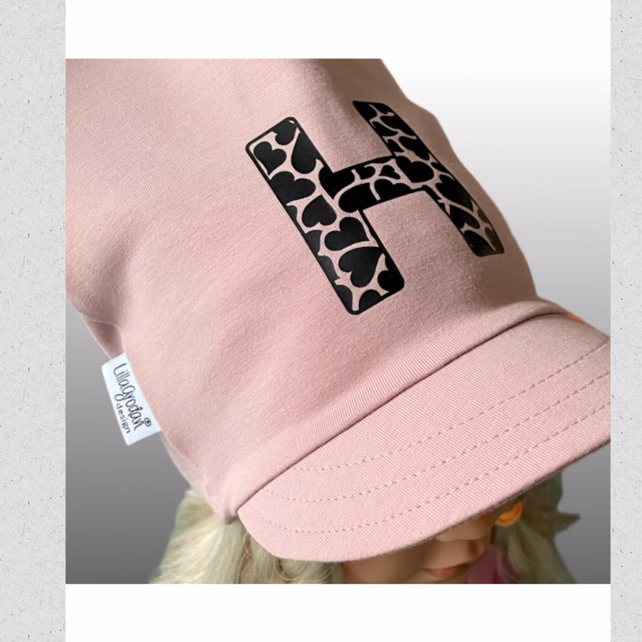 Meps med Bokstav, Dimrosa, typsnitt 4 svart vinyl - detaljbild