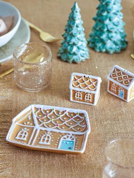 Fat av porslin ”Pepparkakshus”