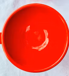 6 röda kaffekoppar med fat