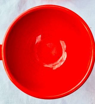 6 röda kaffekoppar med fat