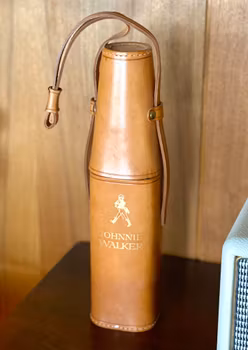 Läderfodral för flaska med logotype Johnnie Walker