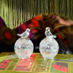 2 prydnadsaskar av kristall med fåglar från Lucyna Crystal
