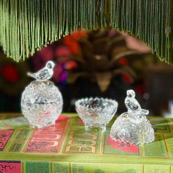 2 prydnadsaskar av kristall med fåglar från Lucyna Crystal