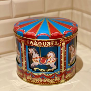 Plåtburk speldosa stor ”Karusellhästar”