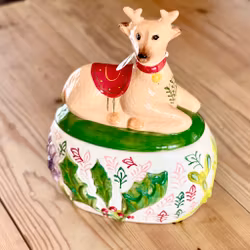 Kakburk av porslin med ren