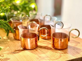 6 glöggmuggar i glas med hållare i koppar