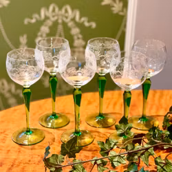 Set med sex stycken vitvinsglas med grön fot