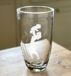Kristallvas med kvinna och barn