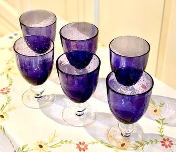 Sex stycken lila glas på fot