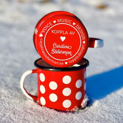 Emaljkopp designad av Carolina Söderman