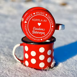 Emaljkopp designad av Carolina Söderman
