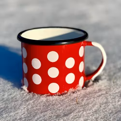 Emaljkopp designad av Carolina Söderman