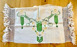 Broderat kuddfodral av linne (OBS! Liten fläck på baksidan)