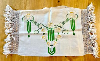 Broderat kuddfodral av linne (OBS! Liten fläck på baksidan)