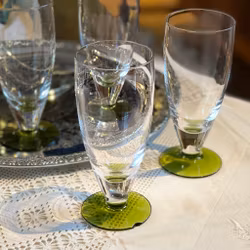 Set med 5 glas med grön fot