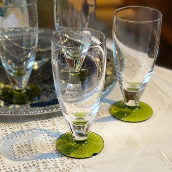 Set med 5 glas med grön fot