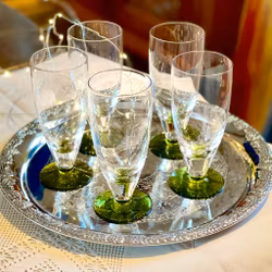 Set med 5 glas med grön fot