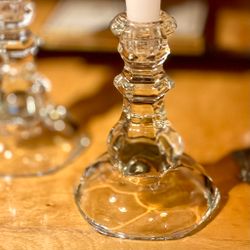 Två ljusstakar av glas