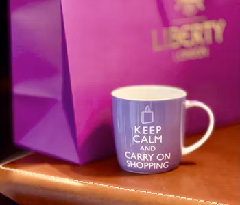 Kopp av porslin ”Keep calm and carry on shopping”