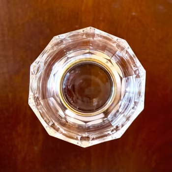 Glasskål med metallfot